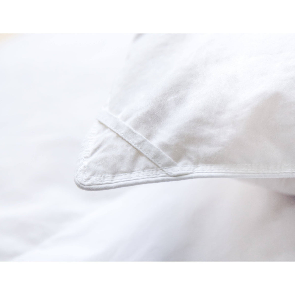 600 Loft White Down Comforter with Corner Ties D888892
